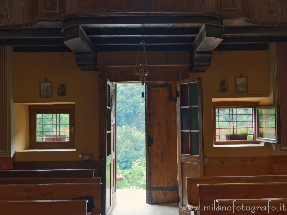 Campiglia Cervo (Biella) - Vista sui boschi della Valle Cervo da dentro la chiesa di San Biagio nella frazione Valmosca